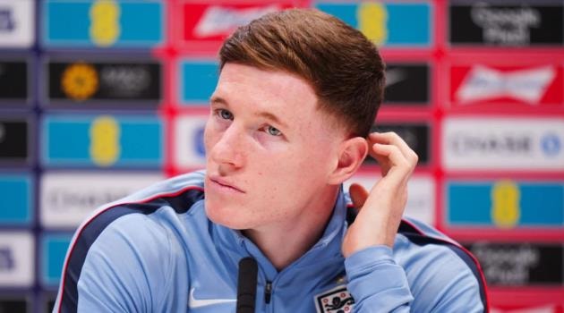 Elliot Anderson là mục tiêu hàng đầu của Manchester United cho vị trí tiền vệ trung tâm.