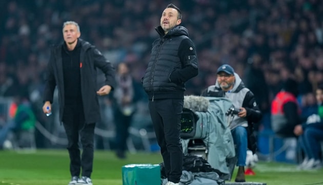 Roberto De Zerbi trong bối cảnh tin đồn gia nhập Manchester United bị dập tắt.