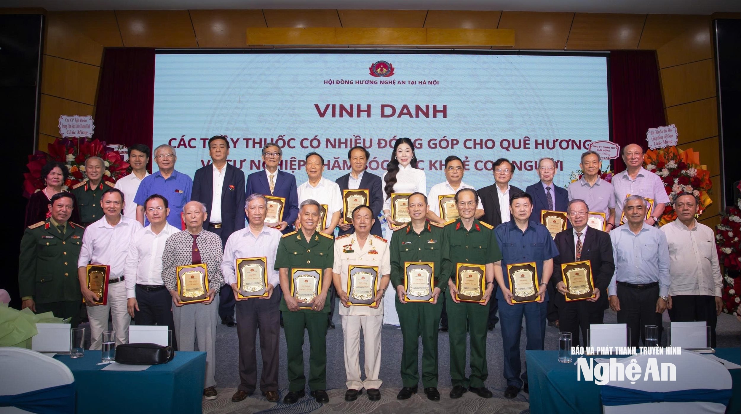 Lãnh đạo Hội tặng hoa tri ân các thầy thuốc có đóng góp