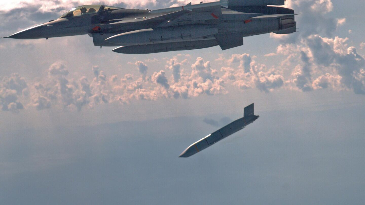 Phóng tên lửa JASSM-ER từ máy bay chiến đấu F-16. Ảnh: Không quân Mỹ