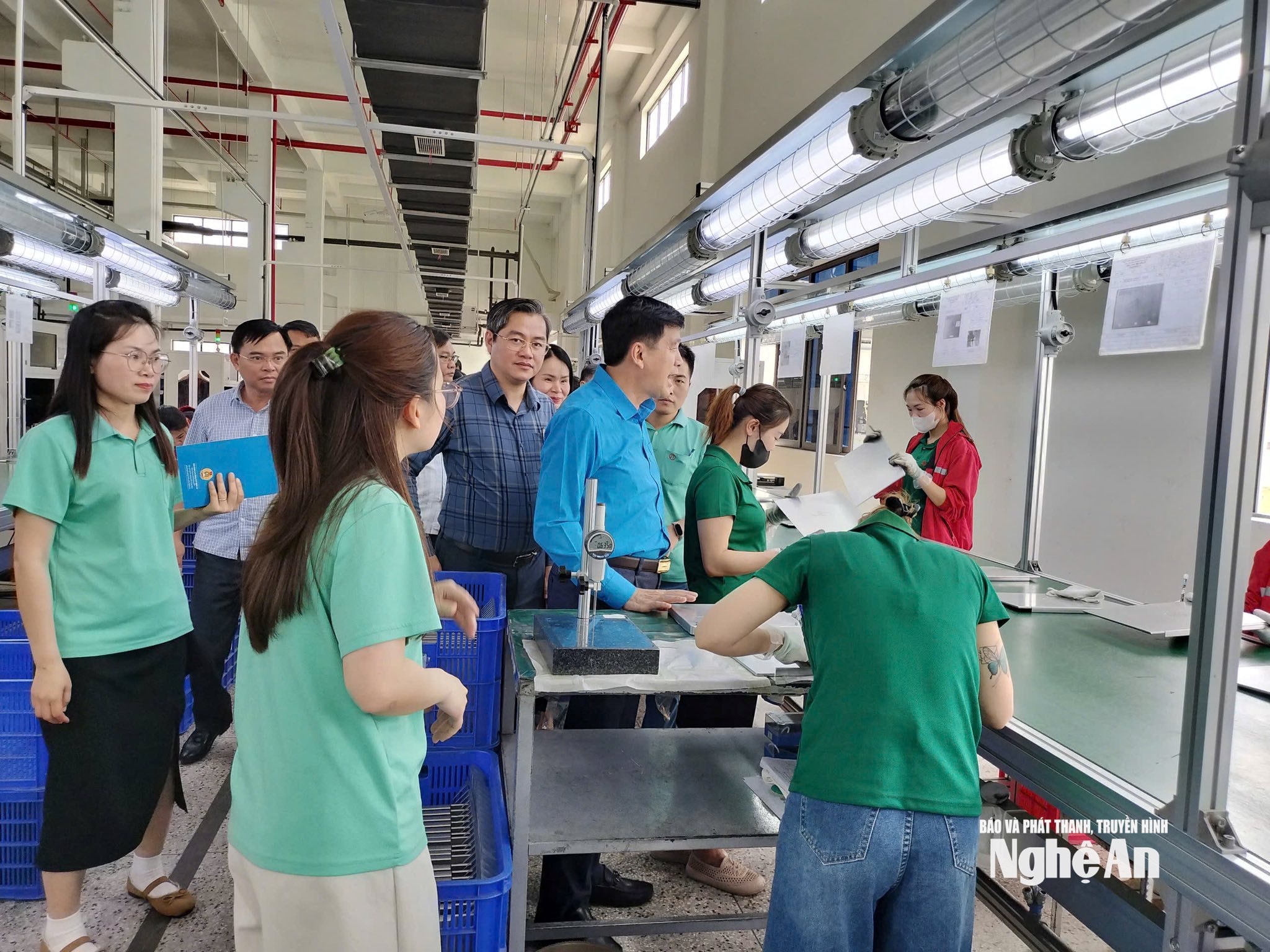 Ảnh LĐLĐ tỉnh thăm công nhân CSCC