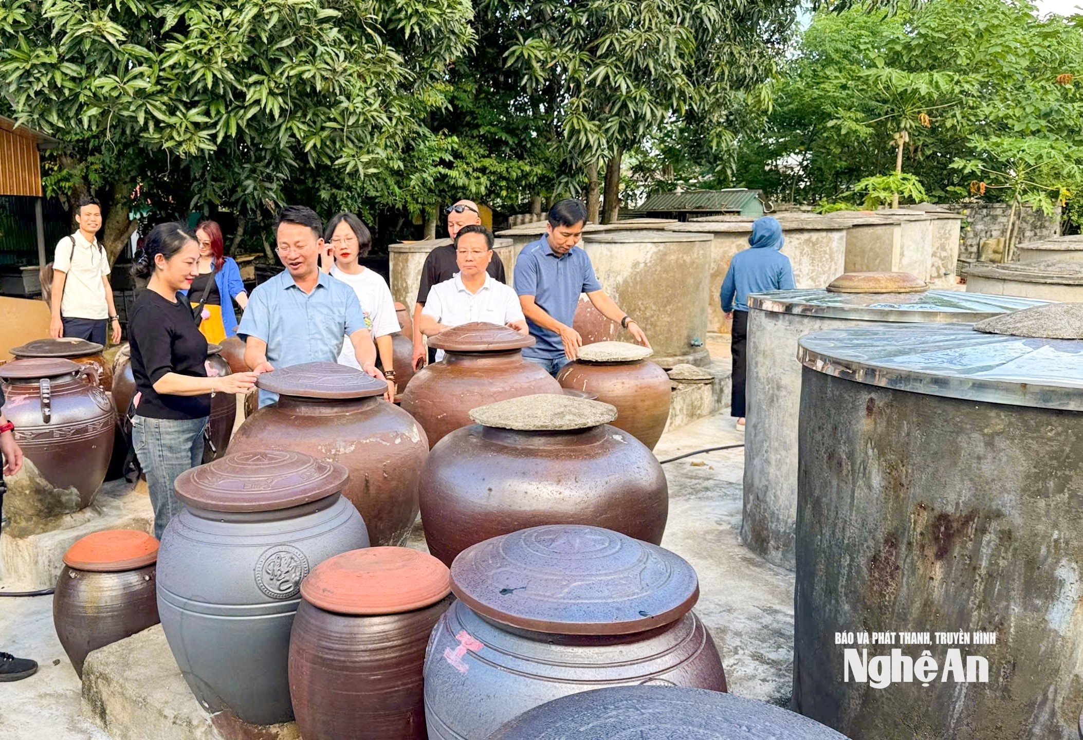 Du khách tham quan Làng nghề nước mắm Hải Giang 1