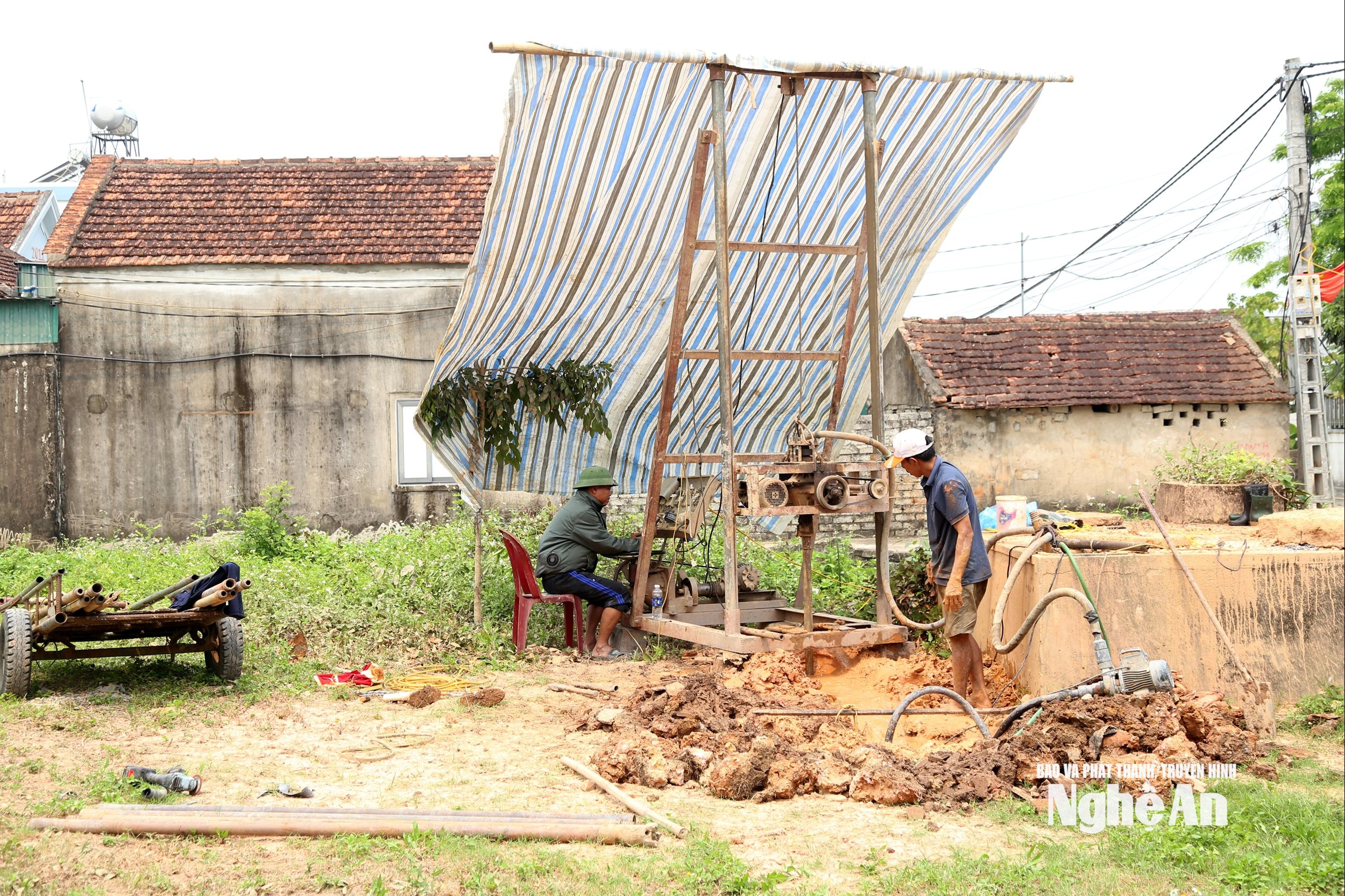 Un appareil de forage de puits fabriqué par les habitants du hameau de Nhan Tien. Photo : XH