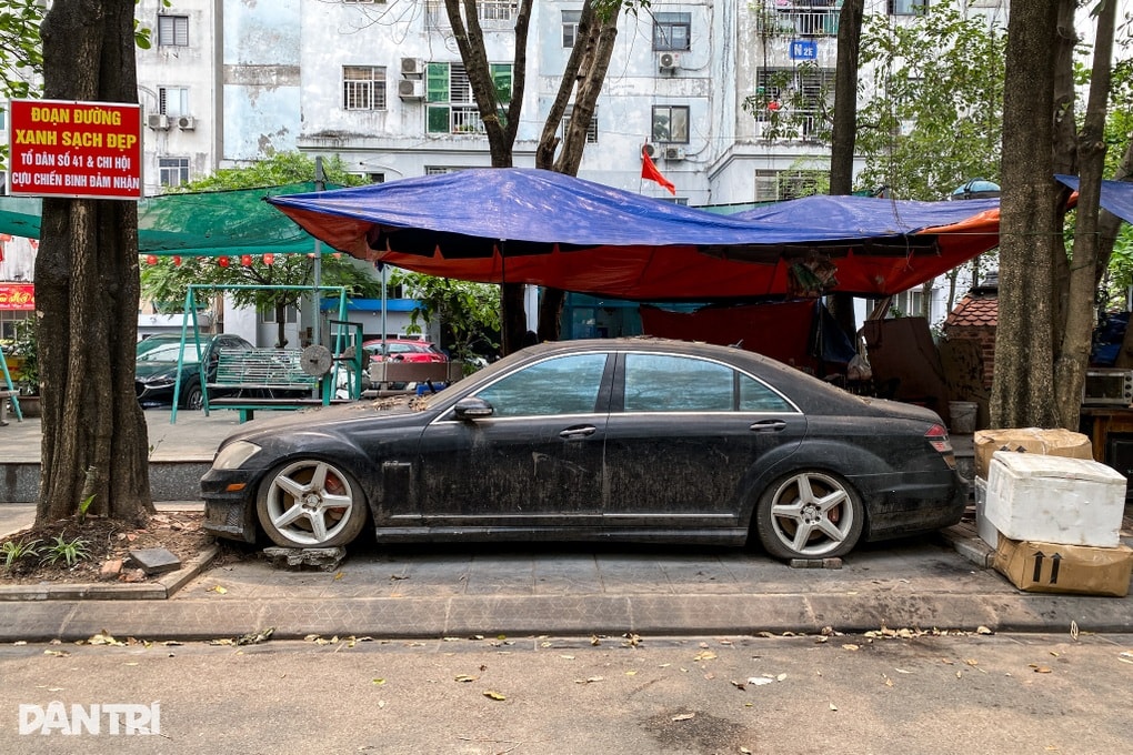 Công an tìm người bỏ rơi xe Mercedes-AMG S63 10 năm trên vỉa hè Hà Nội - 1