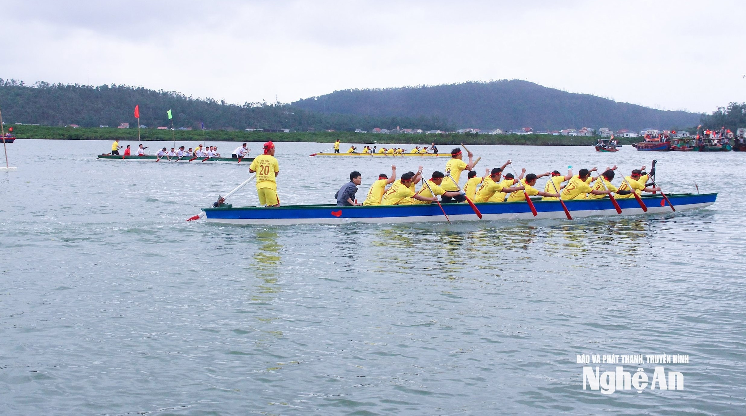 Đua thuyền tại lễ hội Đền Vạn, phường Cửa Lò.