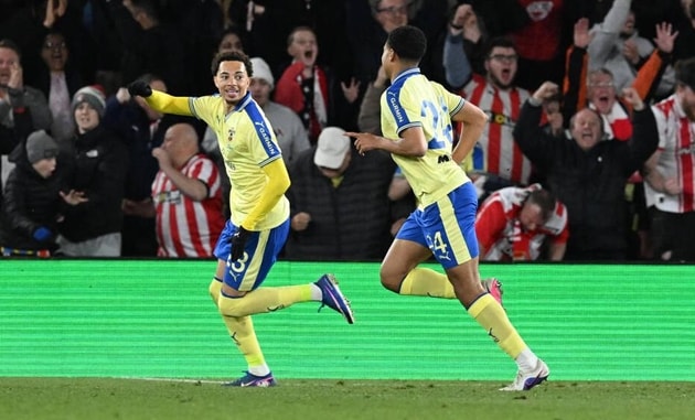 Southampton bất ngờ đánh bại Arsenal trên sân nhà.