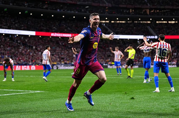 Robert Lewandowski ăn mừng bàn thắng ấn định tỷ số 2-1