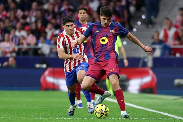 Trung vệ trẻ Pau Cubarsi thi đấu nỗ lực trong hiệp hai trận gặp Atletico Madrid