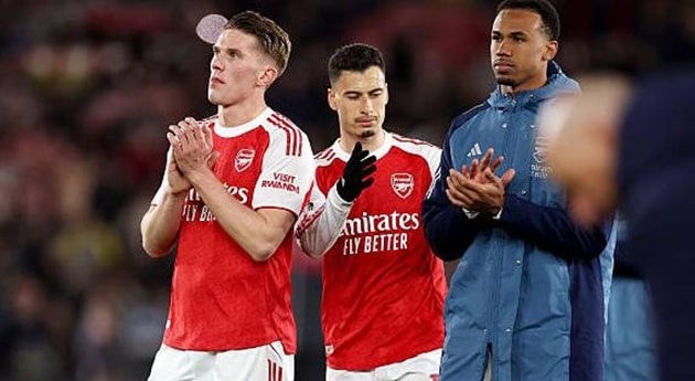 Arsenal thua sốc Southampton dù được đánh giá cao hơn.