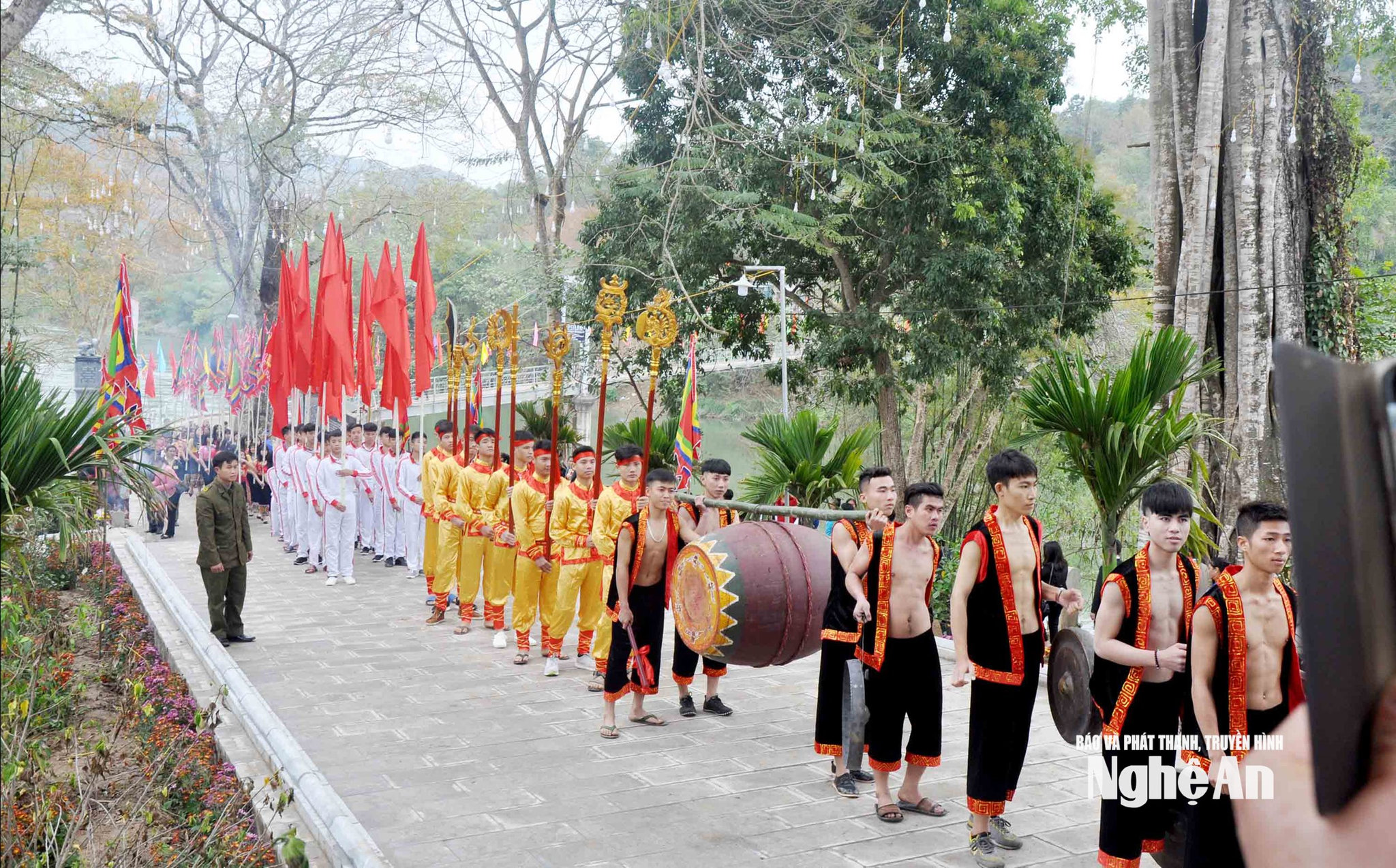 Lễ hội đền Vạn Cửa Rào nơi đầu nguồn sông Lam (xã Tương Dương). Ảnh: Công Khang