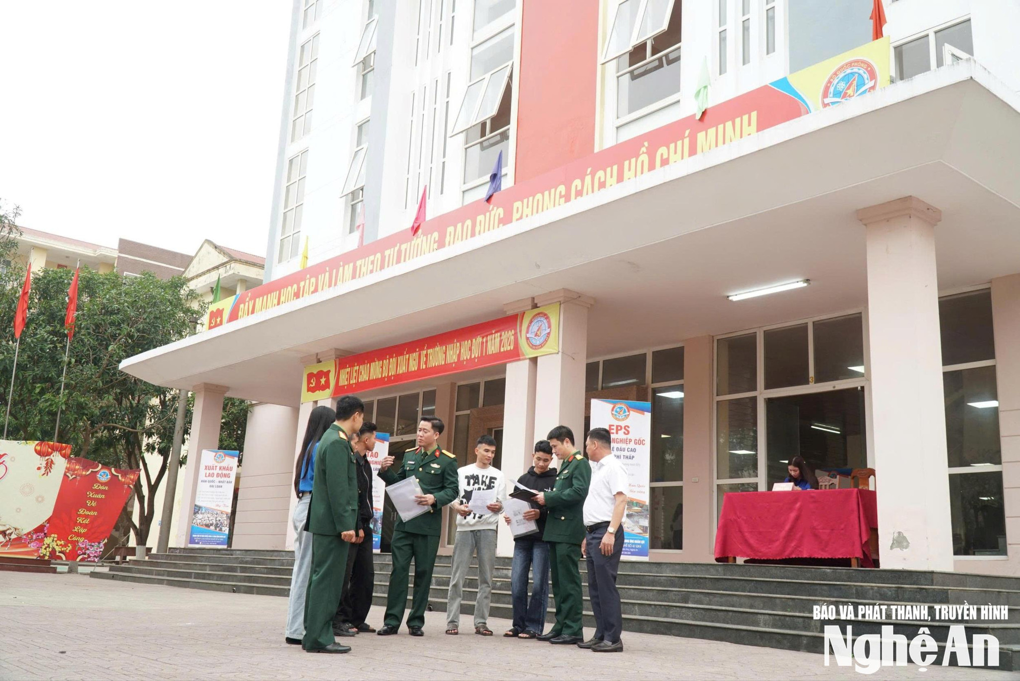 bna_lanh-dao-giao-vien-truong-cao-dang-nghe-so-4-tu-van-nghe-nghiep-cho-bo-doi-xuat-ngu.-anh-my-ha-9a4dbe91579432a63fee9e313a8b42e8.jpg