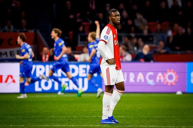 Ajax Amsterdam rơi khỏi nhóm 4 đội dẫn đầu giải vô địch quốc gia Hà Lan sau trận thua Twente.
