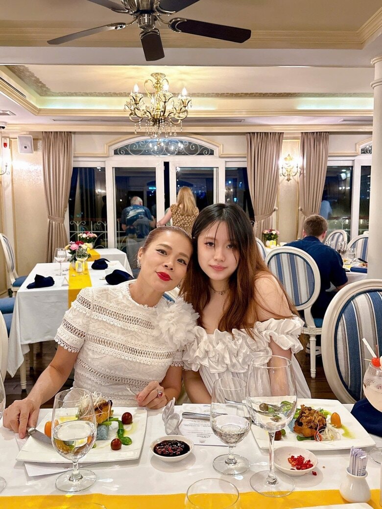 Con gá Mỹ Lệ nói được 6 thứ tiếng, có nhiều tài lẻ.