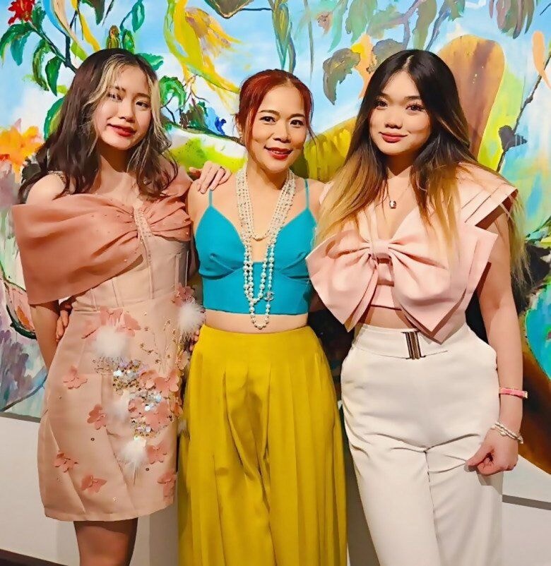 Ca sĩ Mỹ Lệ tự hào về 2 con gái xinh đẹp, giỏi giang.