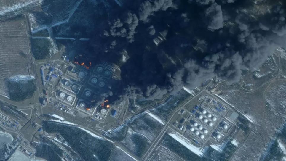 khói bốc lên từ cảng dầu primorsk của Nga. Ảnh AFP