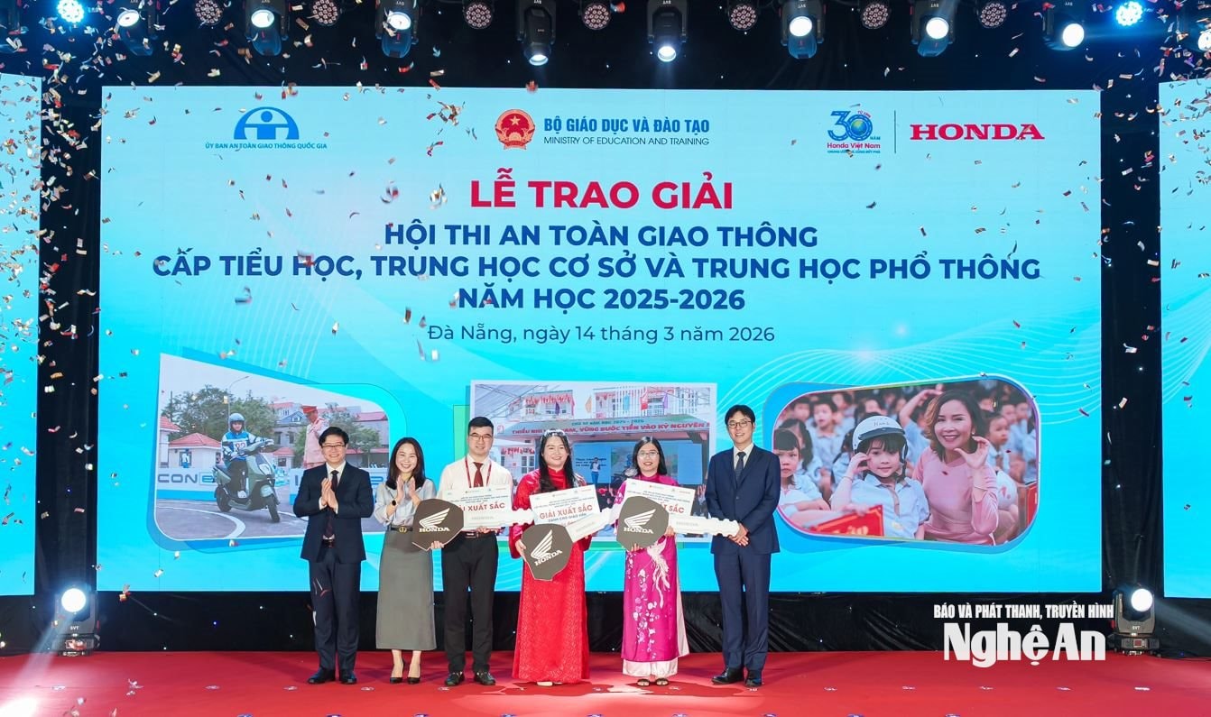 Ban tổ chức trao giải Xuất sắc cho 3 giáo viên ở ba bậc tiểu học, THCS và THPT. Ảnh - BTC