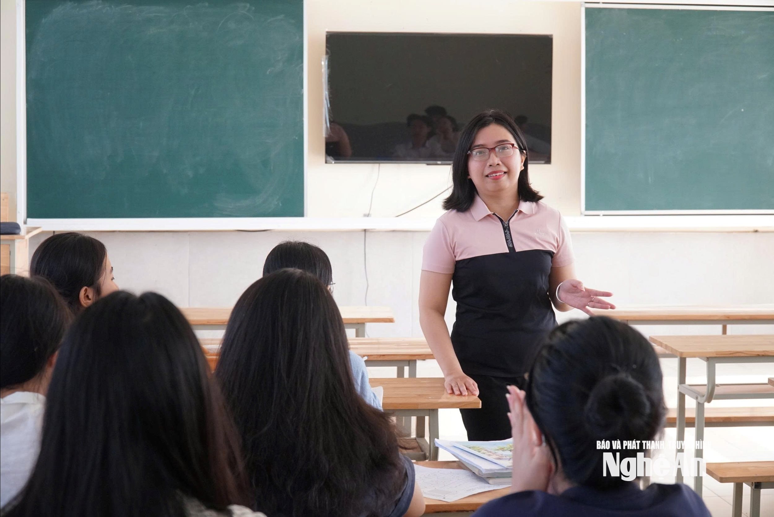 Cô giáo Hà Ngân
