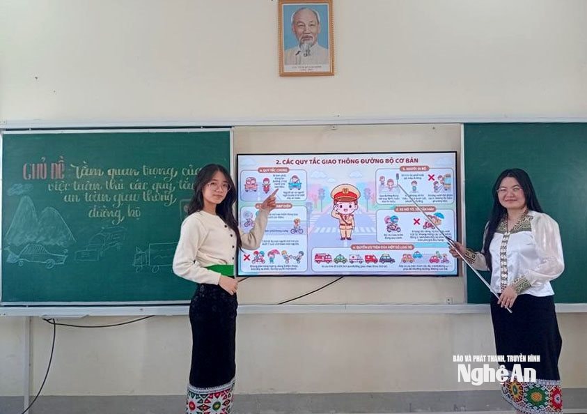 Học sinh Trường PT DTNT THPT số 2 thích thú với bài học về an toàn giao thông được thiết kế sinh động. Ảnh - PV