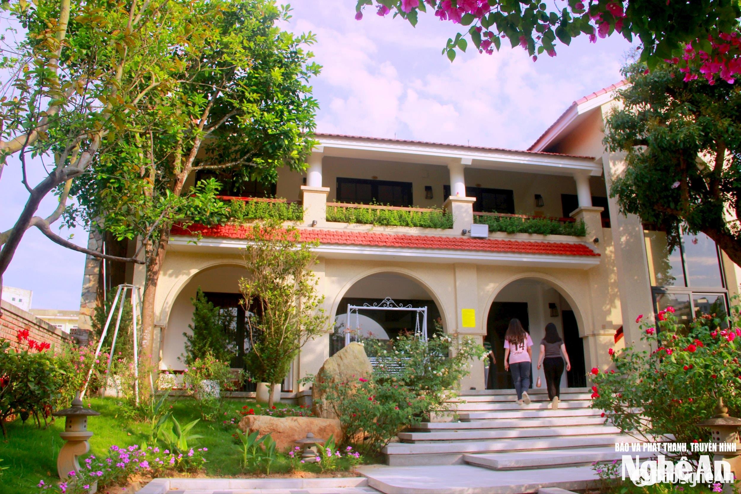 Một villa xanh mát tại phố biển Cửa Lò. Ảnh: Q.A