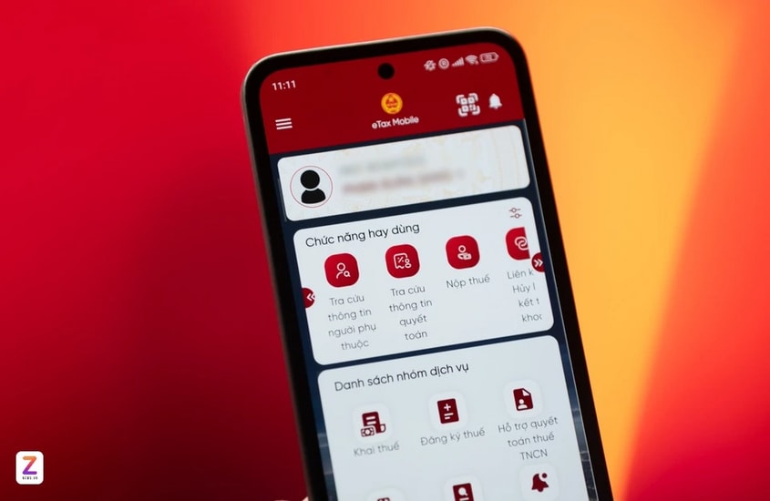 Người dân thực hiện quyết toán thuế trên điện thoại qua eTax Mobile