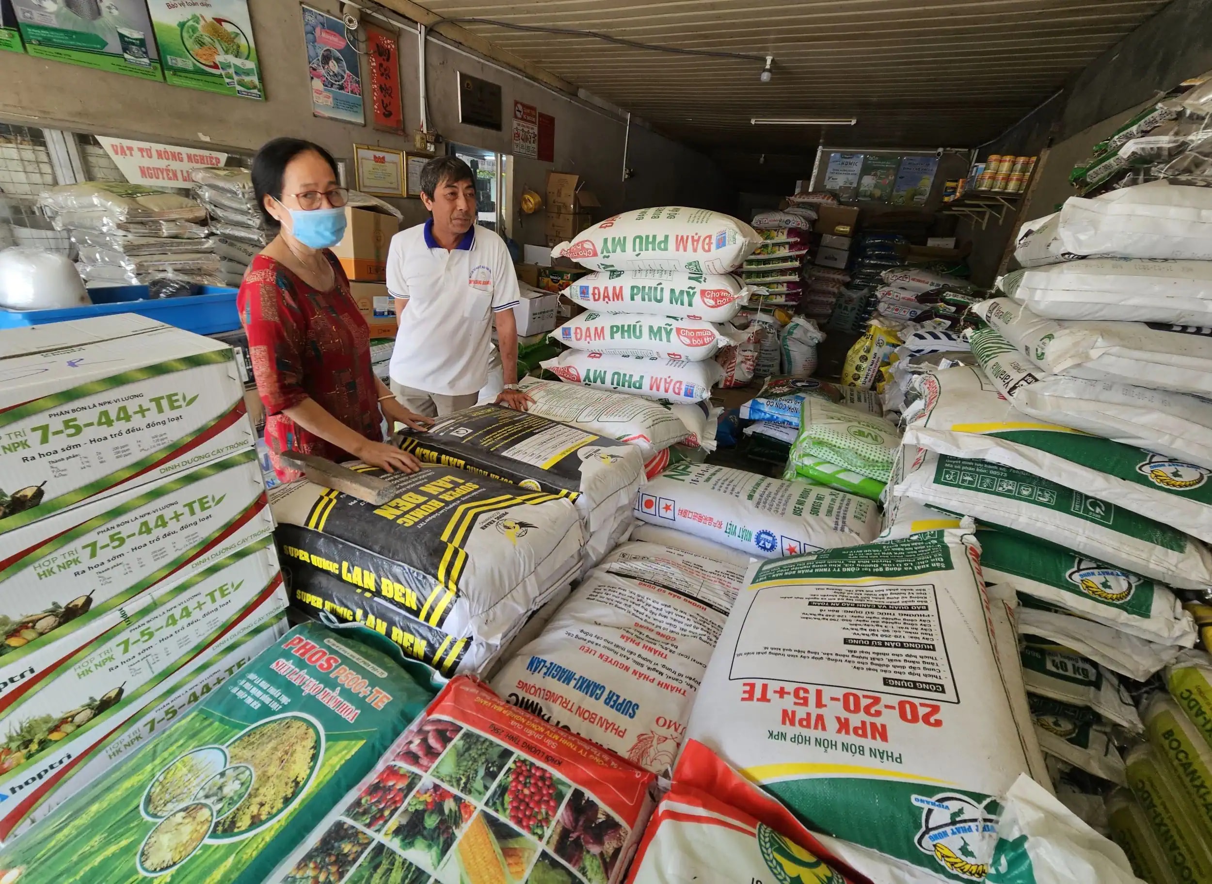 Giá phân bón tăng phi mã sau căng thẳng Trung Đông: Urê vọt 54%, đe dọa an ninh lương thực