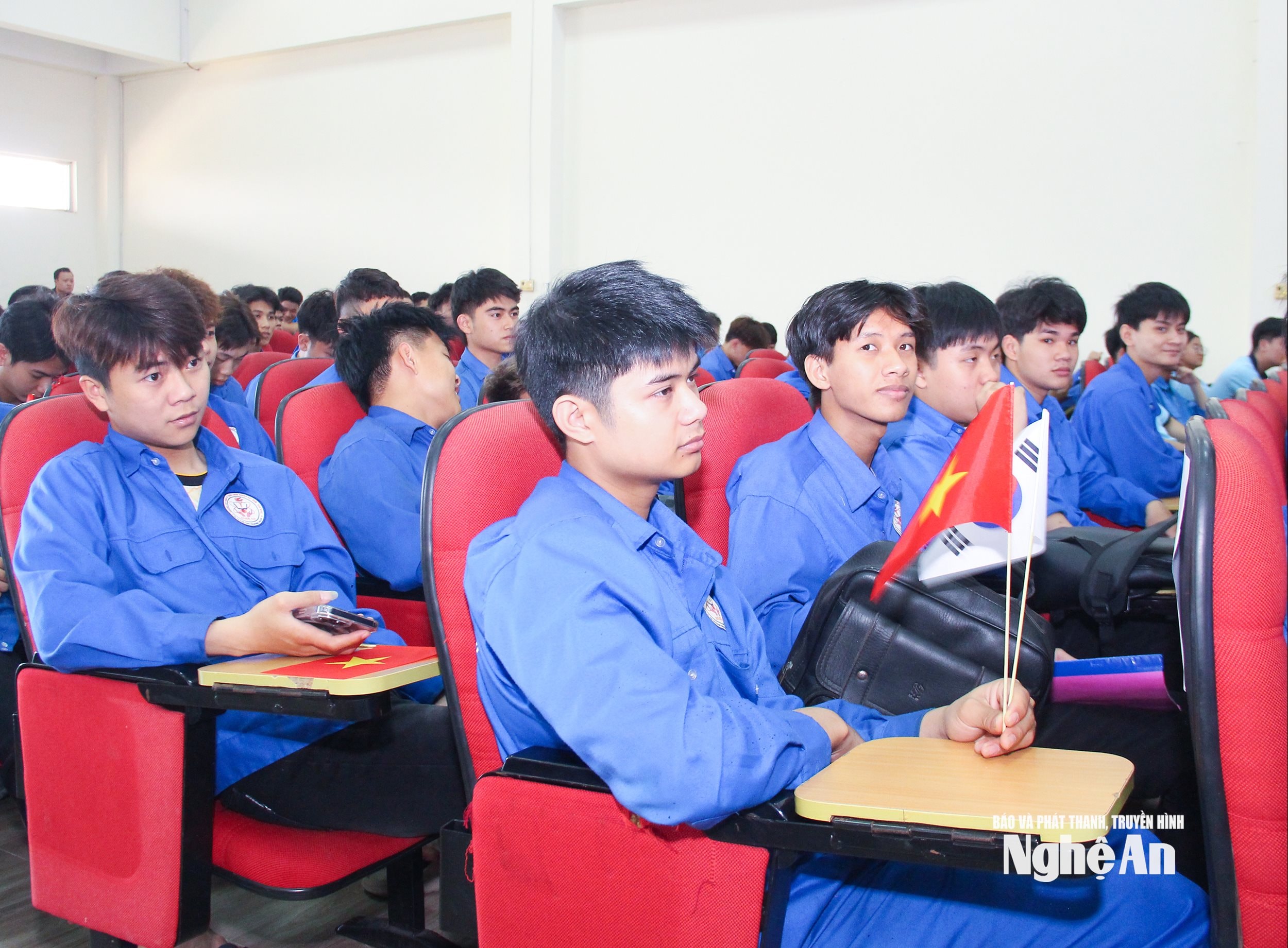 Các học sinh, sinh viên Trường Cao đẳng Kỹ thuật Công nghiệp Việt Nam – Hàn Quốc tham gia lễ khởi động dự án. Ảnh: Mai Hoa