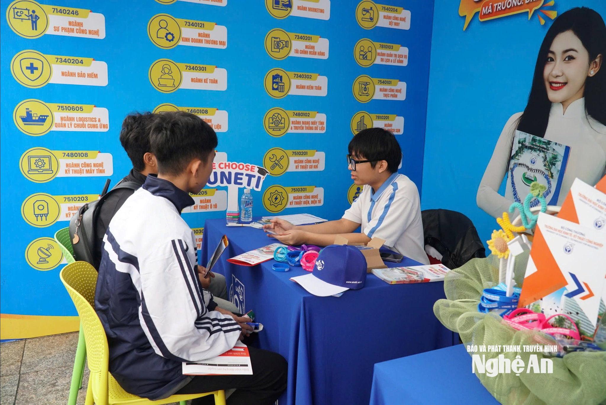 Học sinhnh lớp 12 tìm hiểu về các phương thức xét tuyển vào đại học. Ảnh - Mỹ Hà