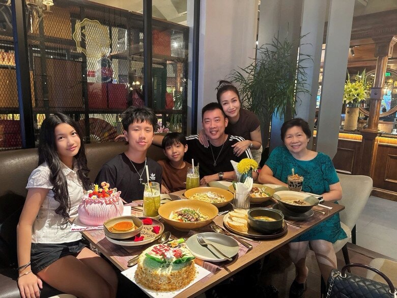 Gia đình Ốc Thanh Vân tổ chức sinh nhật ấm cúng cho con gái.