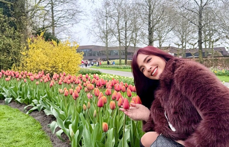 Cựu siêu mẫu Thúy Hạnh rạng rỡ giữa mùa hoa tulip.