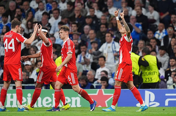 Bayern Munich ăn mừng chiến thắng nghẹt thở ngay trên sân khách Bernabeu.