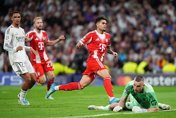 Các cầu thủ Bayern chấp nhận rủi ro nơi hàng thủ để duy trì sức ép tấn công.