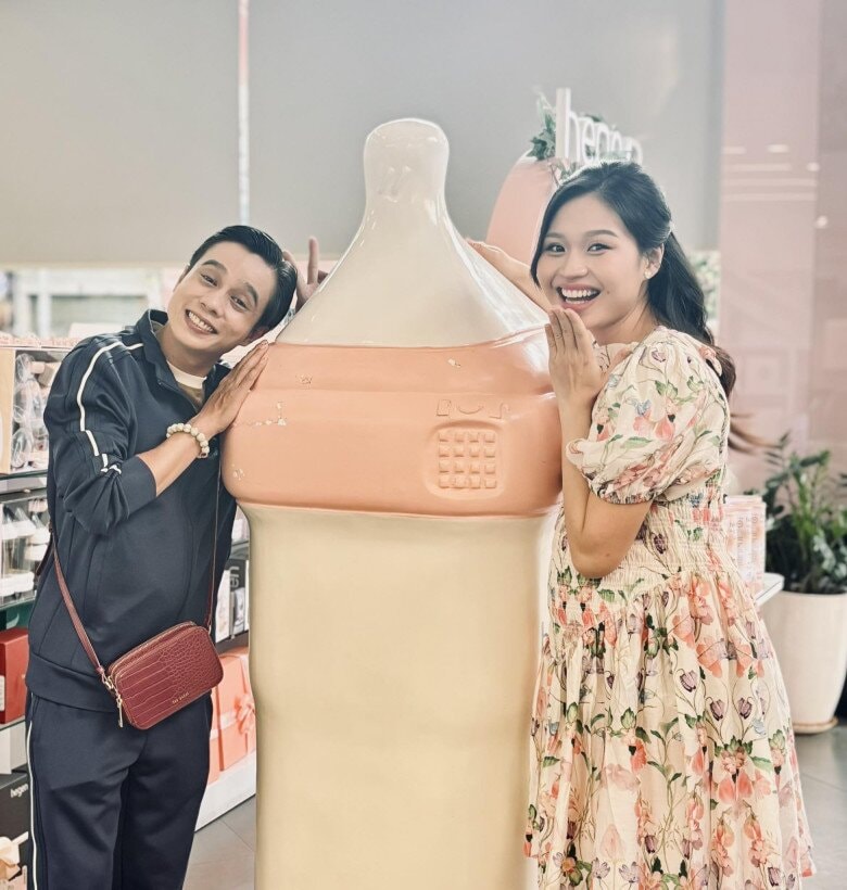 Hình ảnh vợ chồng Lê Lộc đi sắm đồ em bé chuẩn bị đón thành viên mới.