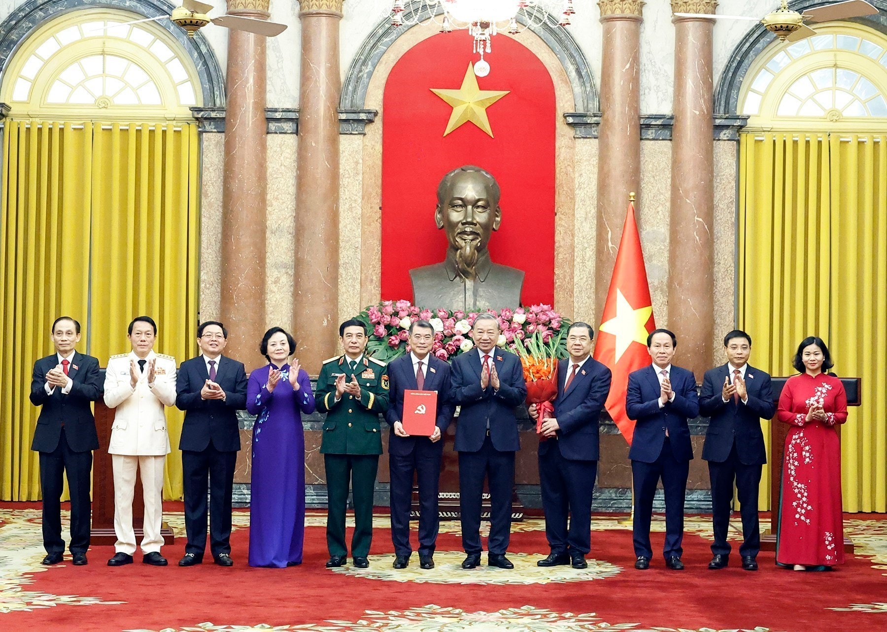 vna_potal_tong_bi_thu_chu_tich_nuoc_chu_tri_hoi_nghi_cong_bo_cac_quyet_dinh_doi_voi_chinh_phu_8688207.jpg