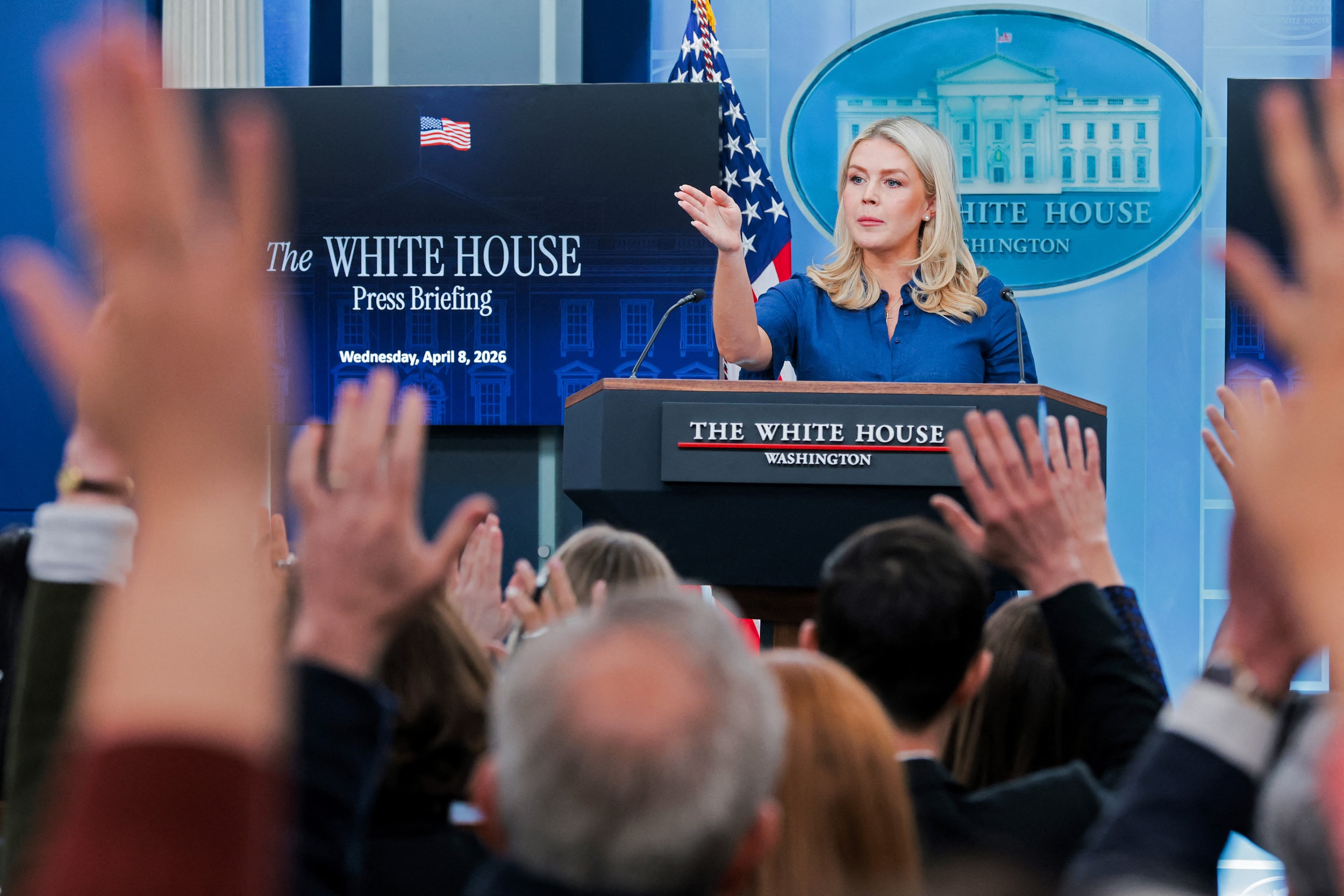 afp__20260408__2270425056__v1__highres__whitehousepresssecretarykarolineleavittholds.jpg