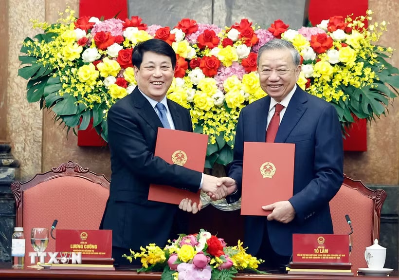 Tổng Bí thư, Chủ tịch nước Tô Lâm và đồng chí Lương Cường, nguyên Ủy viên Bộ Chính trị, nguyên Chủ nước tại lễ bàn giao. (Ảnh: Thống Nhất/TTXVN)