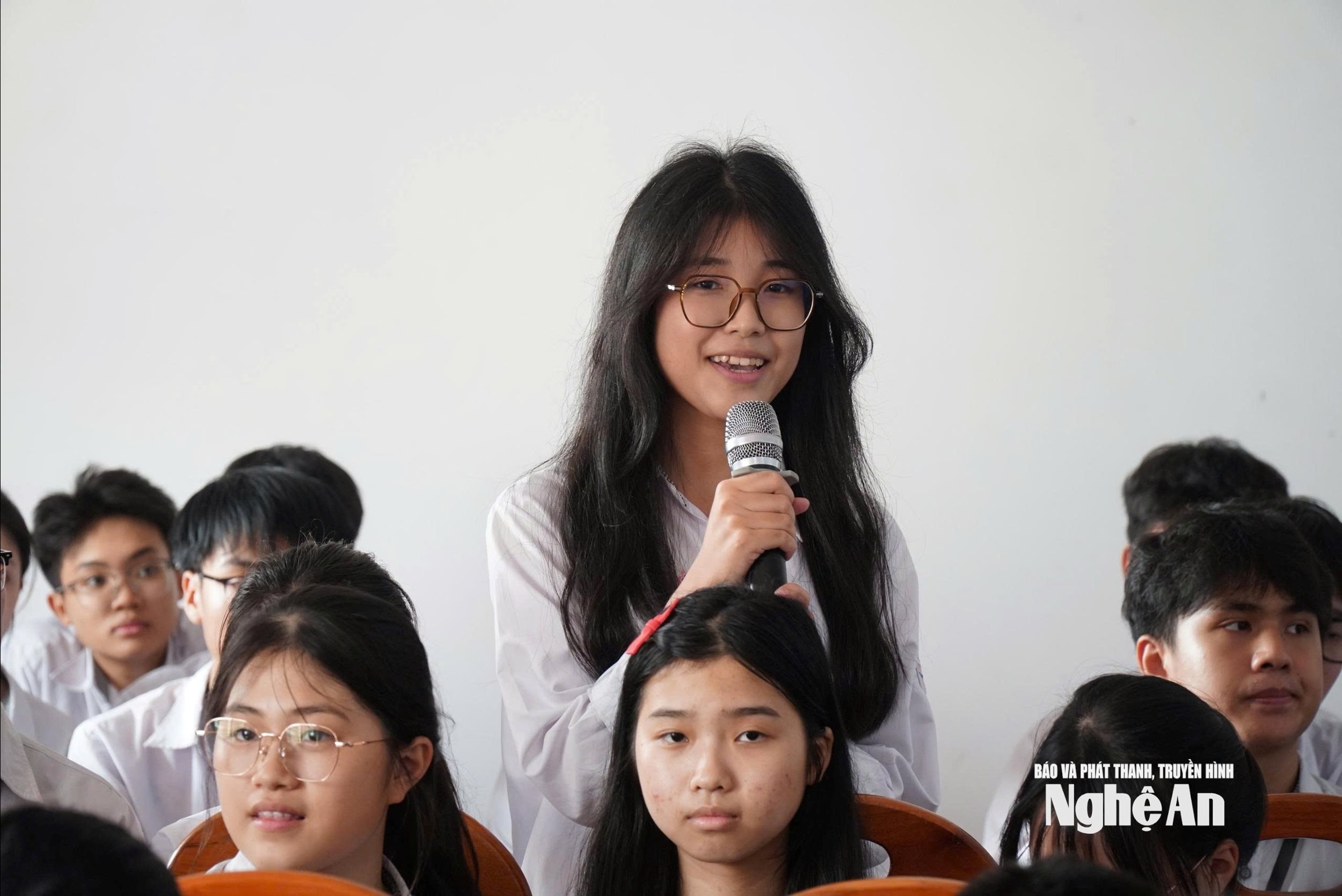 Học sinh Trường THPT Cửa Lò phát biểu tại hội thảo. Ảnh - Mỹ Hà