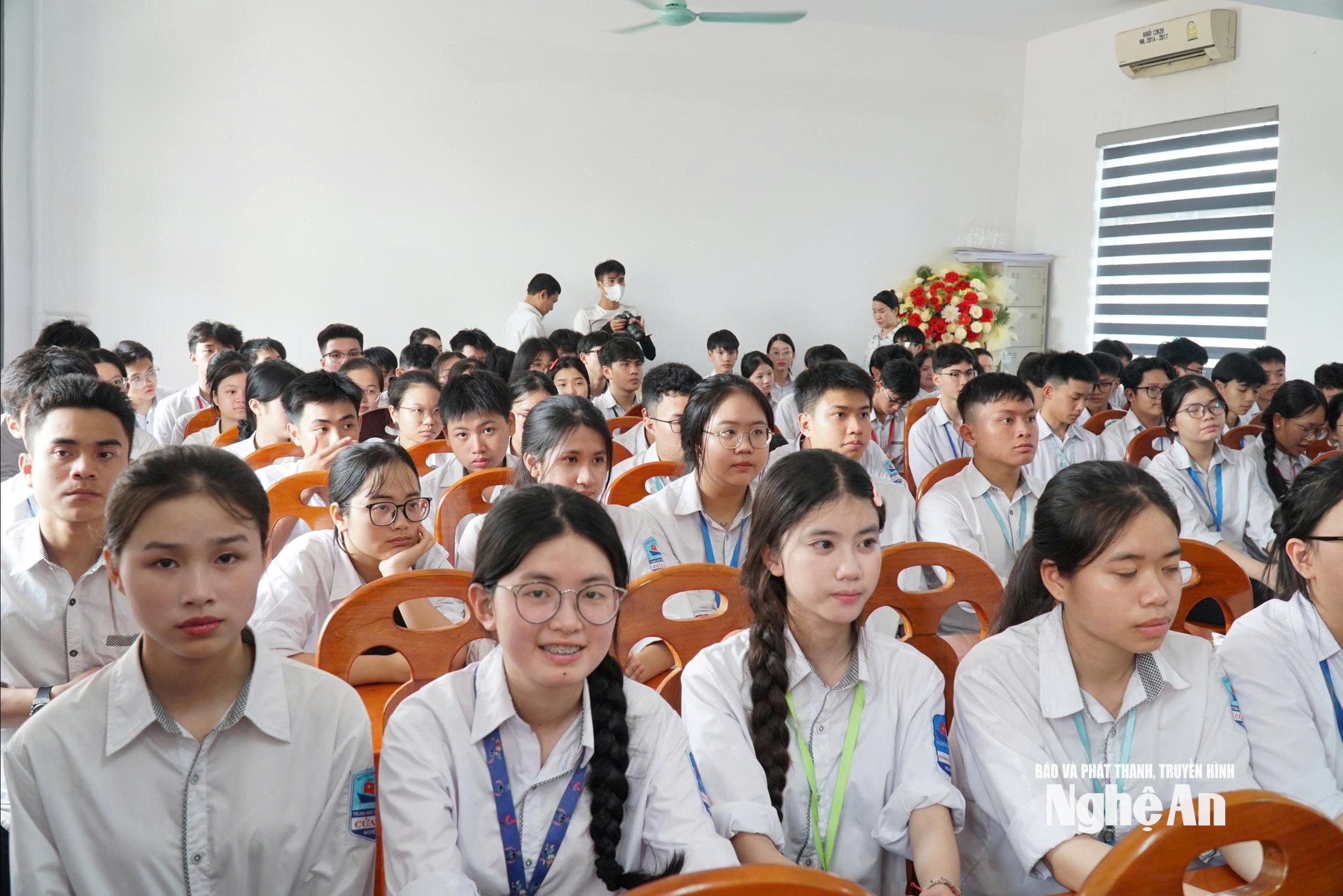 Học sinh Trường THPT Cửa Lò tham dự hội thảo. Ảnh - Mỹ Hà