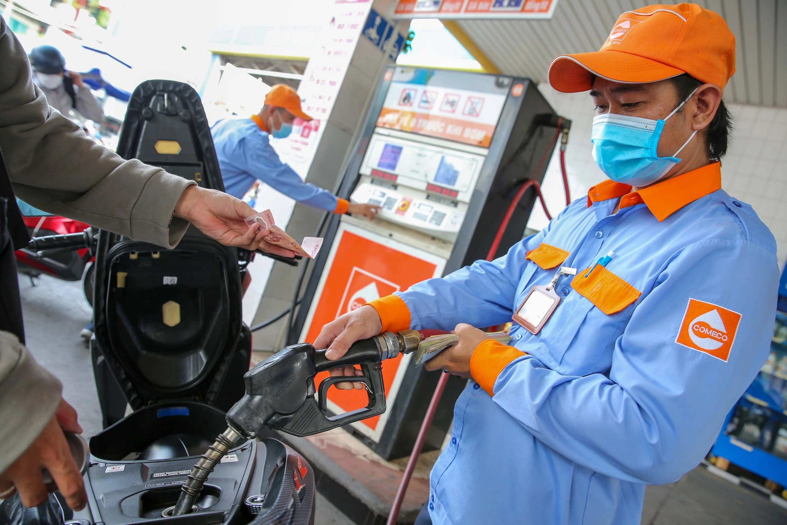 Giá xăng RON95 giảm mạnh gần 3000 đồng