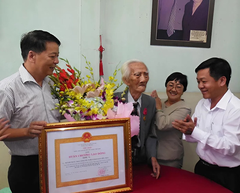 NSND Viễn Châu nhận Huân chương Lao động hạng Ba năm 2014