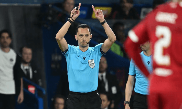 Tình huống VAR can thiệp trong trận đấu giữa PSG và Liverpool.