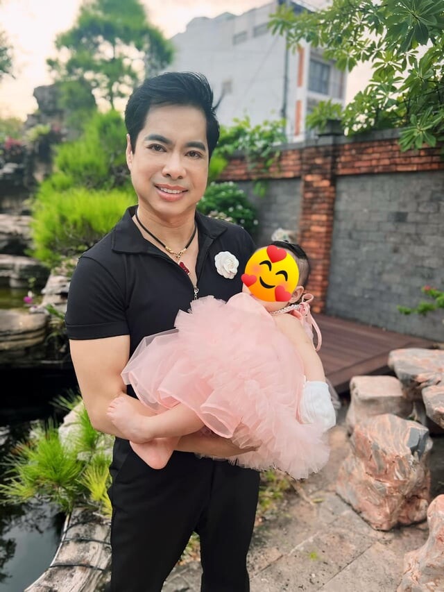 Ngọc Sơn bên cạnh hai người con nuôi của mình.