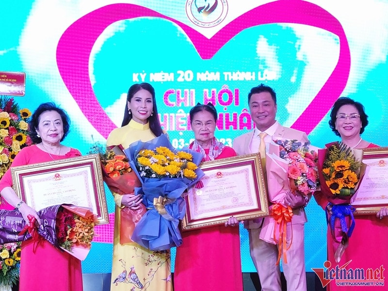 Gia đình cố NSND Lý Huỳnh nhận Huân chương Lao động cho công tác từ thiện