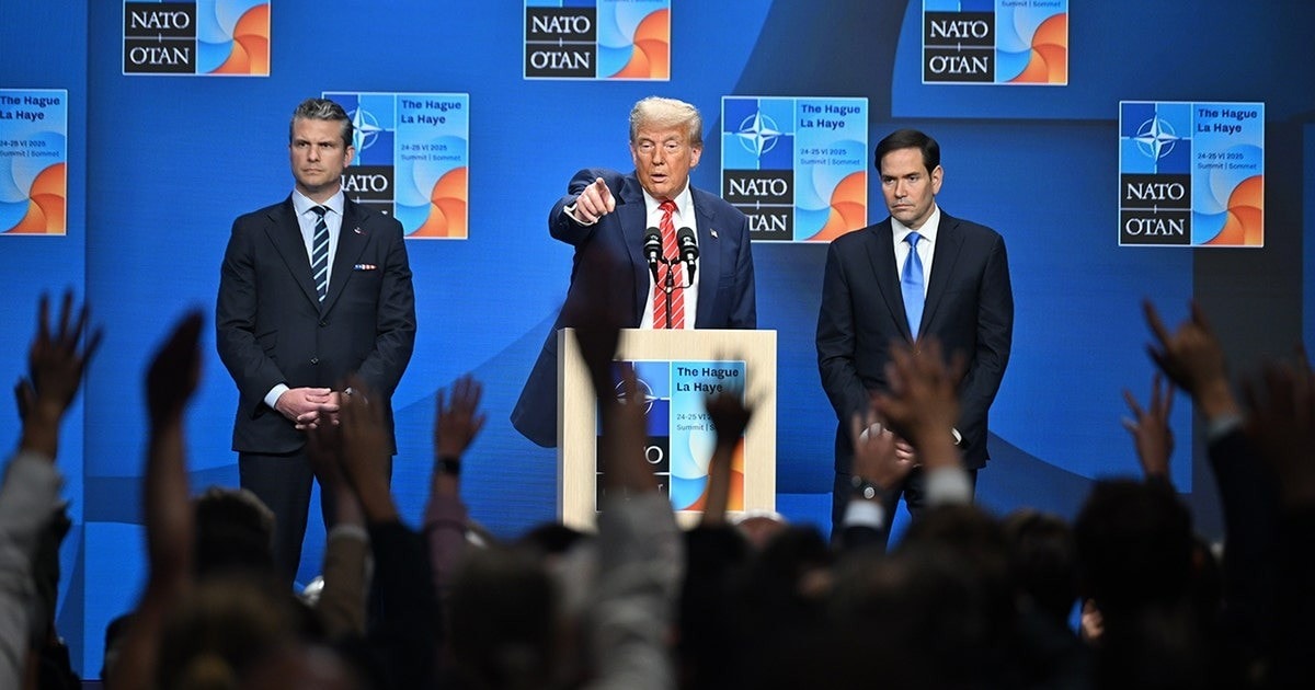 Tổng thống Mỹ Donald Trump (giữa), Bộ trưởng Quốc phòng Mỹ Pete Hegseth (trái) và Ngoại trưởng Mỹ Marco Rubio