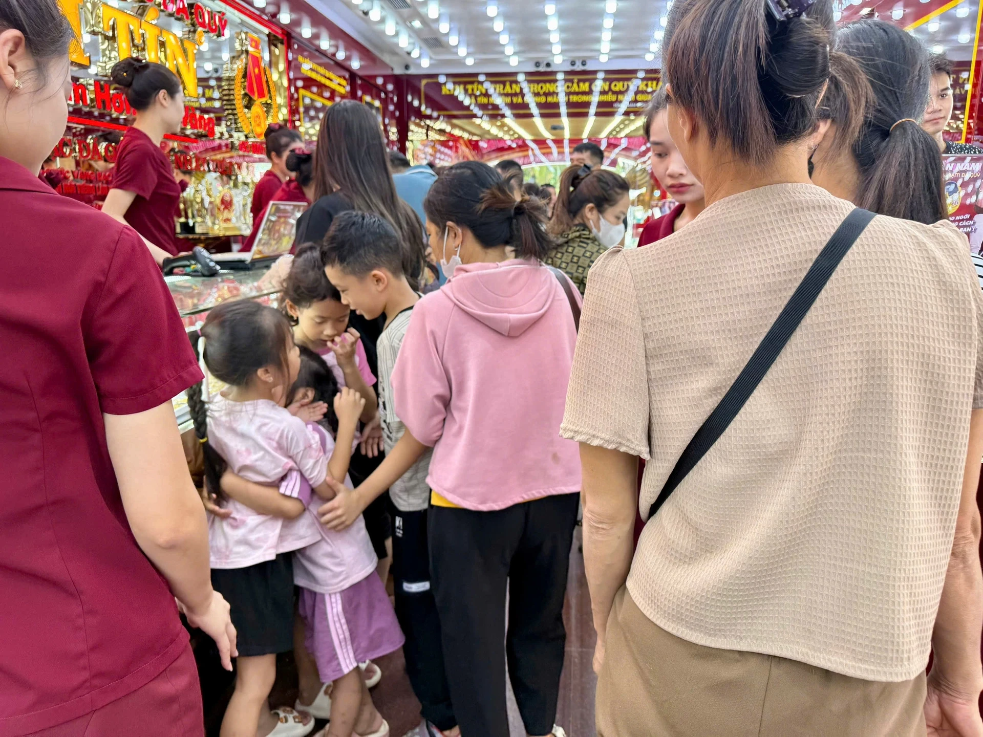 Giá vàng hôm nay 11/4/2026: Giá vàng SJC BTMC, vàng nhẫn 9999 và giá vàng thế giới