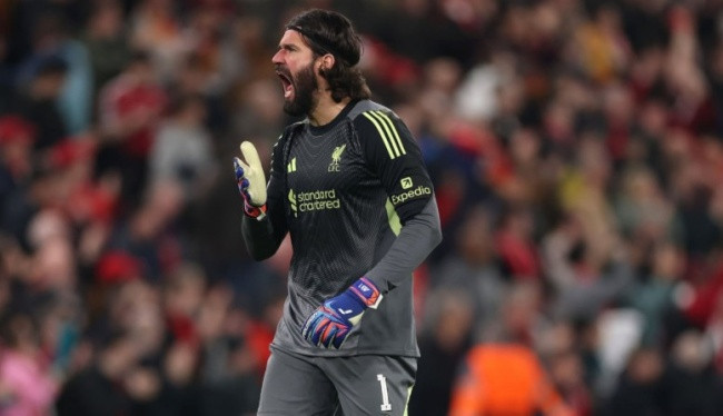 Juventus muốn có Alisson.