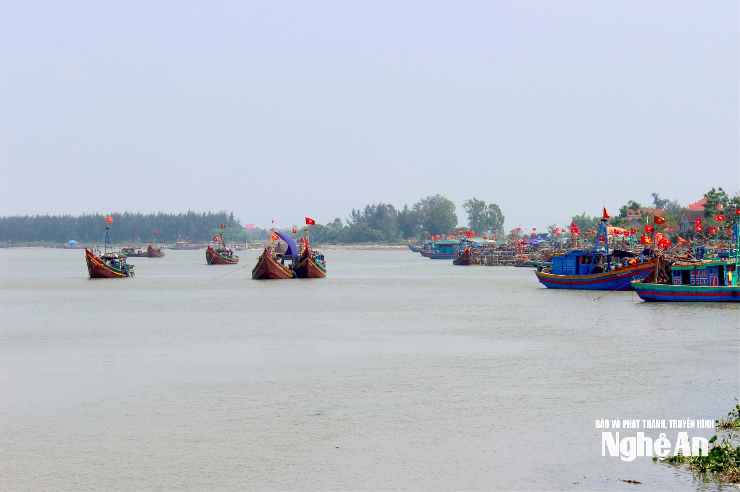 uploaded-quanganbna-2020_04_20-_tau_thuyen_tai_cang_lach_van_vuon_khoi_sau_tet_anh_quang_an2800983_2042020.jpg