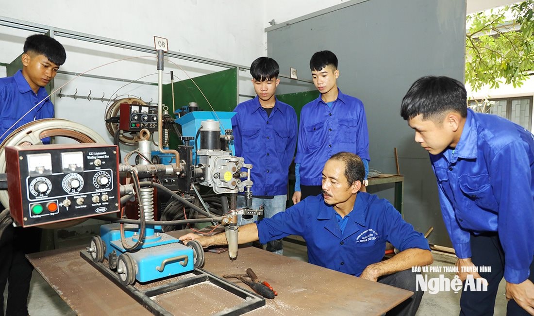 bna_giao-vien-khoa-co-khi-huong-dan-sinh-vien-su-dung-may-han-tu-dong-anh-ns.jpg