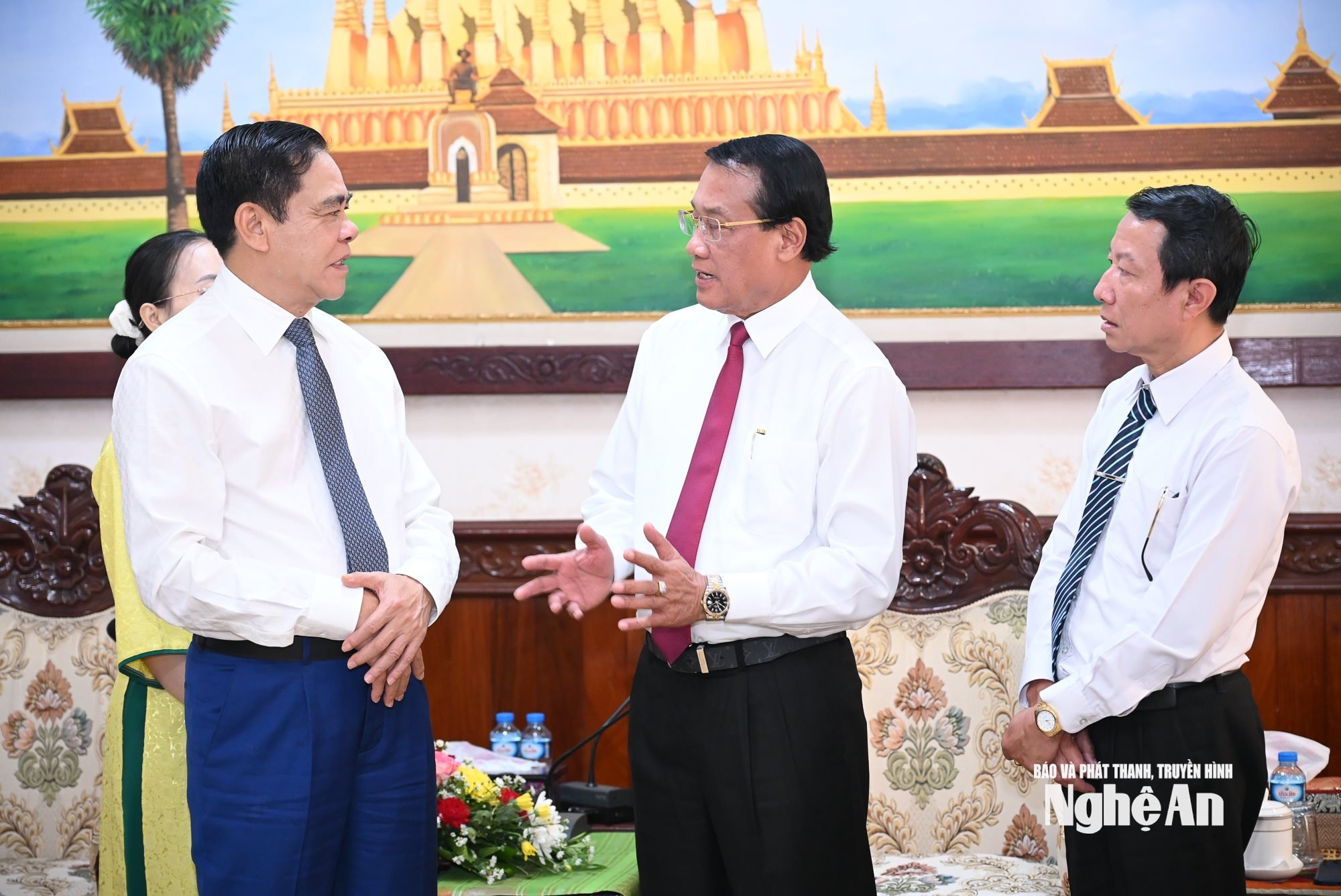 Chủ tịch UBND tỉnh Võ Trọng Hải trao đổi cùng đồng chí Vanxay Phongsavanh - Ủy viên Bộ Chính trị Đảng Nhân dân Cách mạng Lào, Chủ nhiệm Ủy ban Kiểm tra Trung ương Lào. Ảnh: Thành Cường
