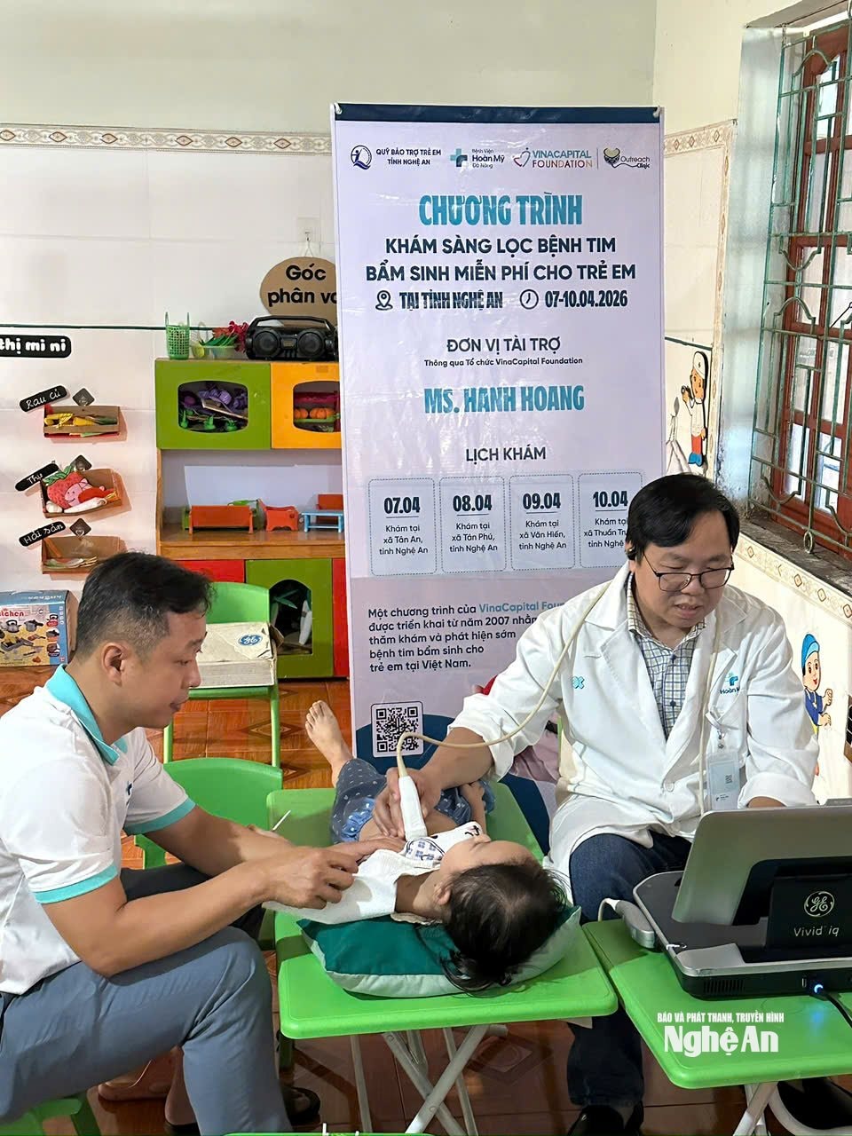 gen-h-Bác sỹ khám sàng lọc bệnh tim cho trẻ (1)
