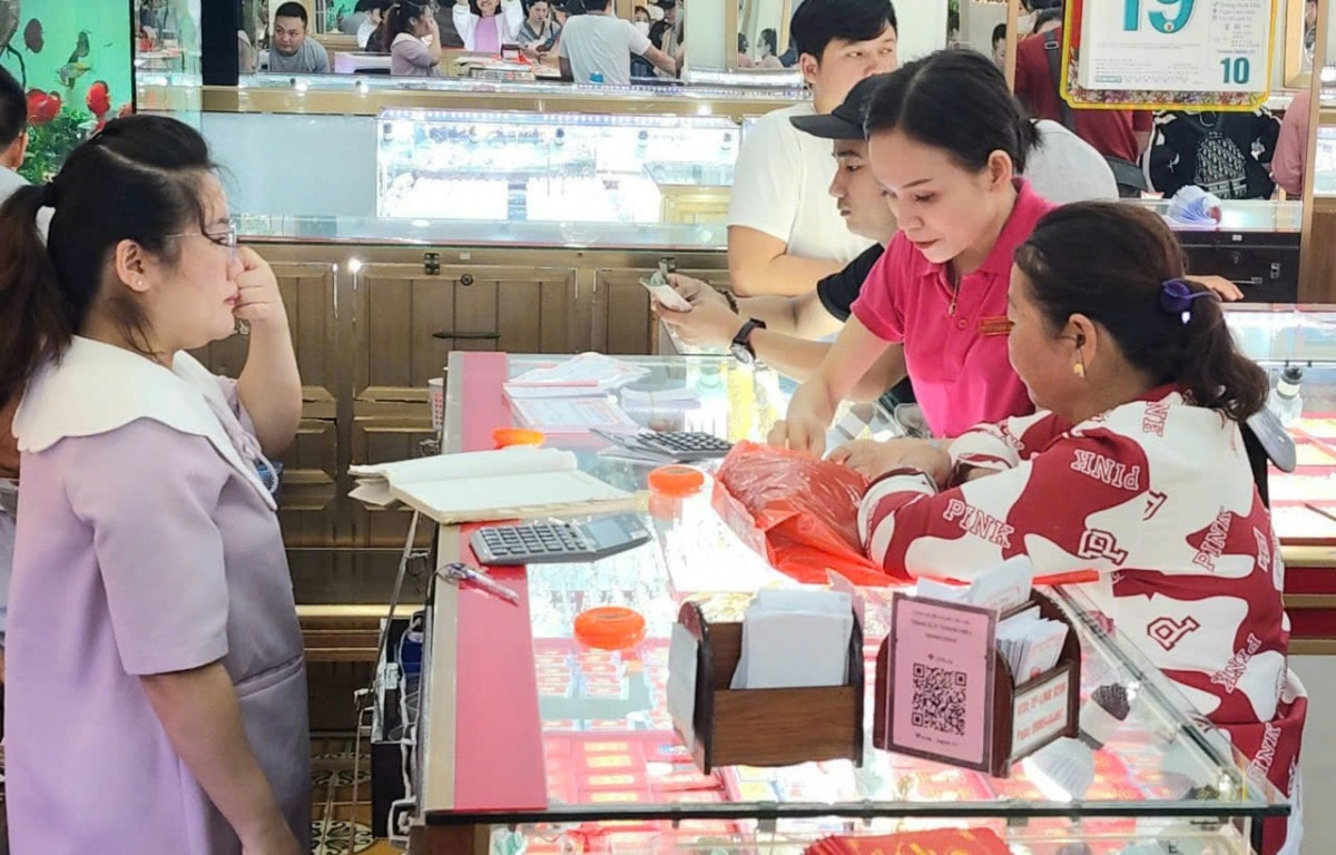 Giá vàng hôm nay 13/4/2026: Giá vàng SJC, nhẫn 9999, vàng nữ trang 24K 18K và giá vàng thế giới